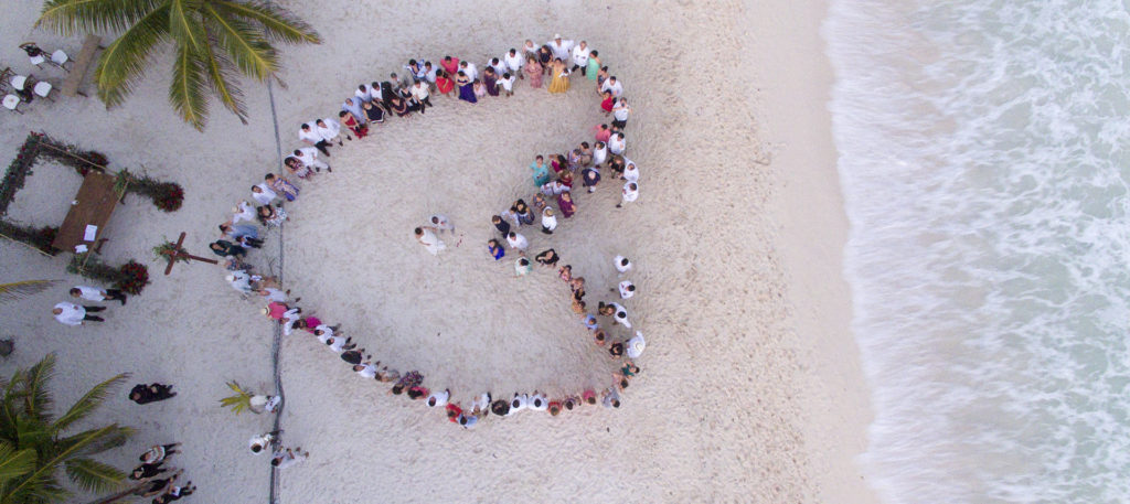 imagen aérea de corazón formada por gente en una boda
