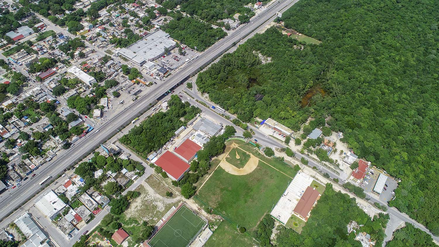 Imagen aérea de la carretera principal de Puerto Morelos